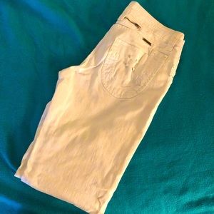 White skinny jeans💟